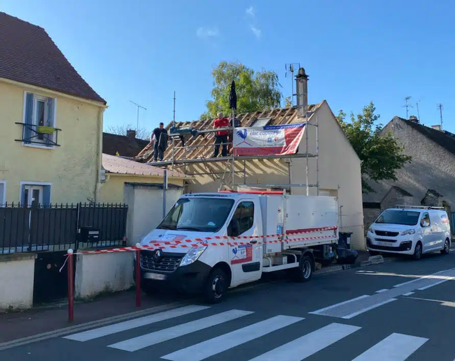 Éric Couvreur et son équipe sur un chantier de rénovation de toiture dans l’Essonne