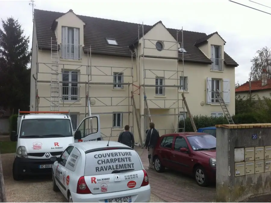Pose de tuiles mécaniques sur une toiture dans l'Essonne