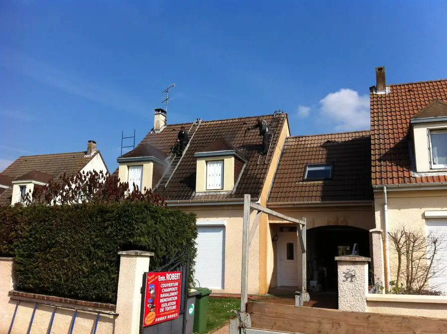 Nettoyage et démoussage d'une toiture par Éric Couvreur dans l'Essonne