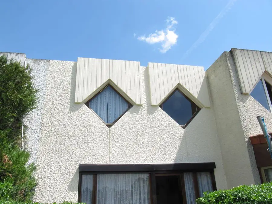 Application d'enduit de façade sur un pavillon dans l'Essonne