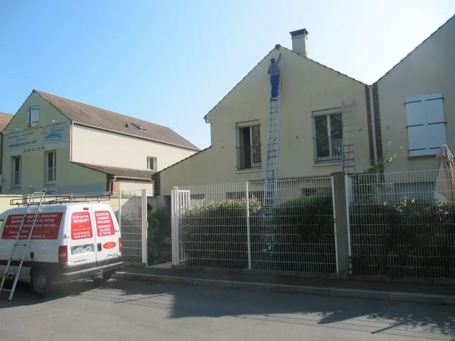 Ravalement de façade d'un pavillon dans l'Essonne — chantier Éric Couvreur
