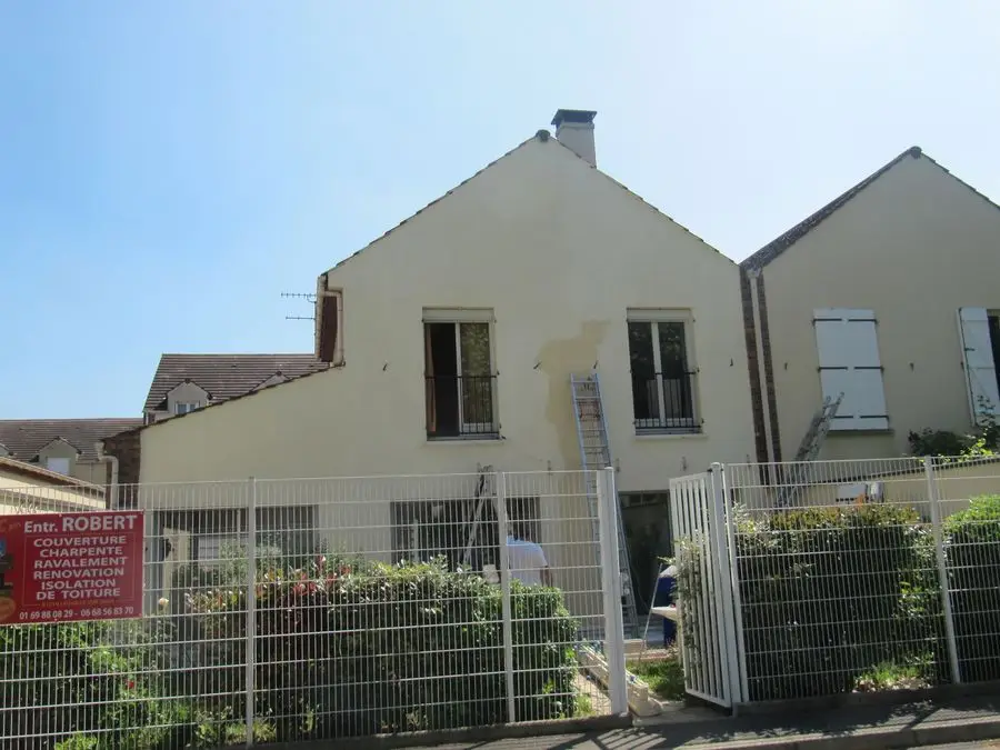Façade rénovée après reprise des fissures dans l'Essonne