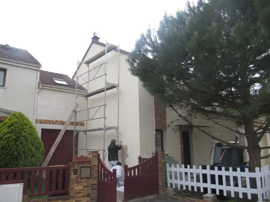 Finition talochée d'une façade de pavillon dans l'Essonne