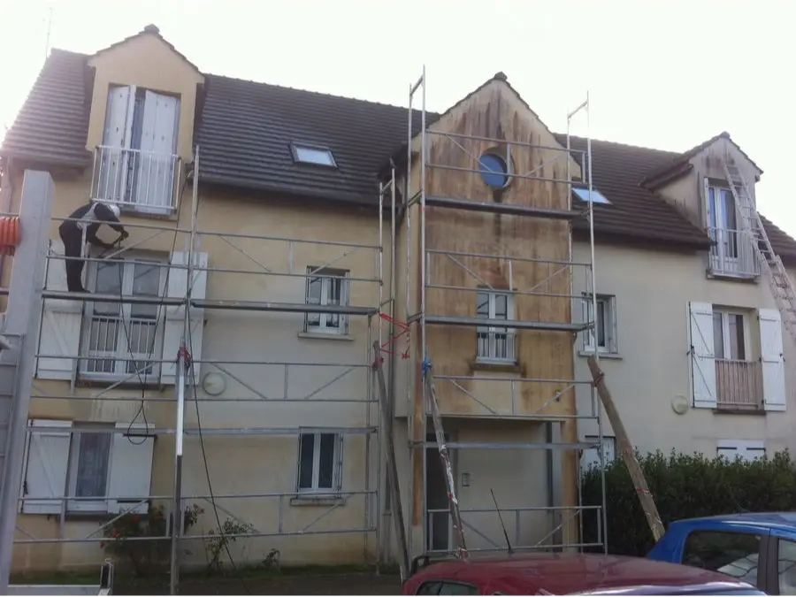 Façade avant ravalement — enduit encrassé et fissuré, dans l'Essonne
