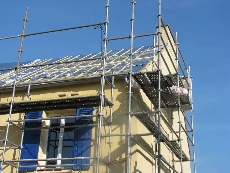 Chantier de réfection de toiture avec échafaudage dans l'Essonne