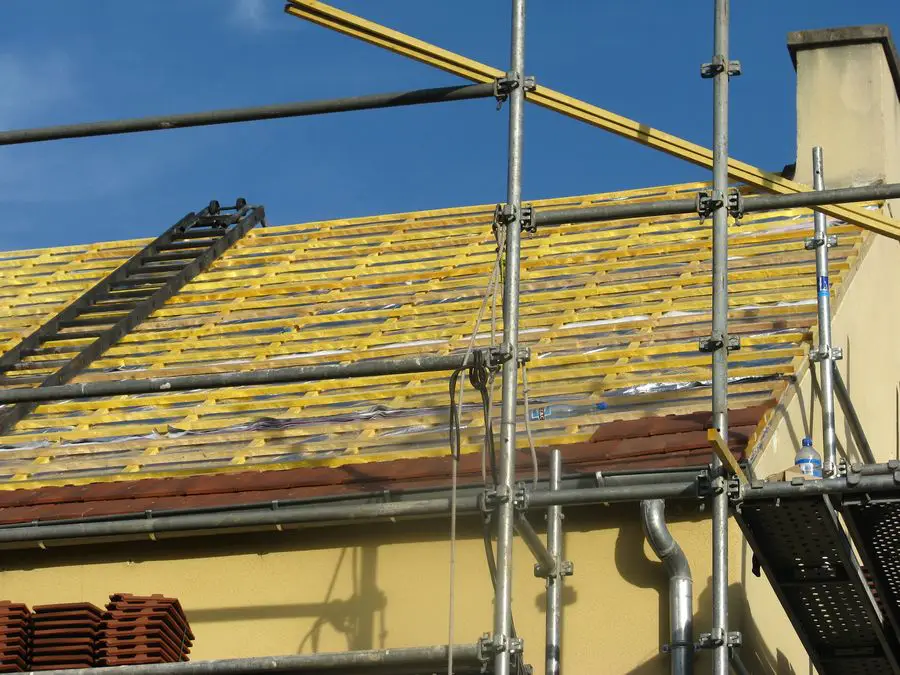 Toiture rénovée en tuiles mécaniques dans l'Essonne — chantier Éric Couvreur