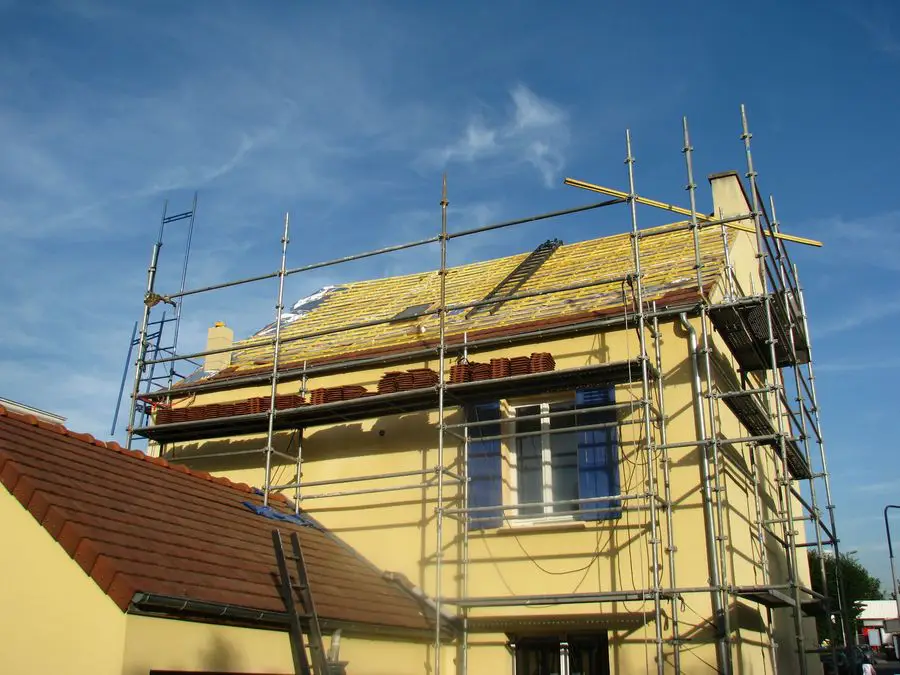 Réfection de toiture en cours sur un pavillon de l'Essonne