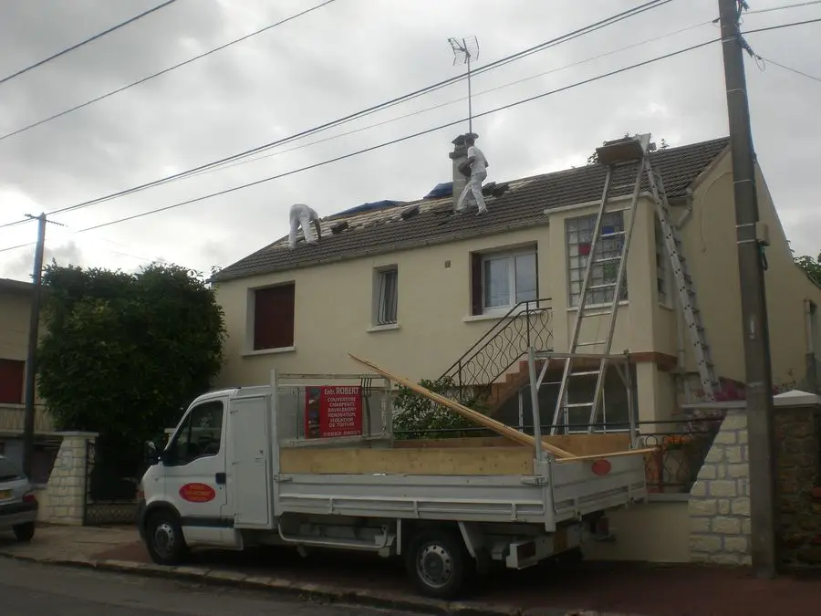 Vue d'ensemble d'une toiture rénovée dans l'Essonne